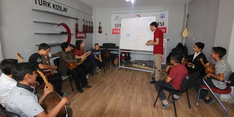 Muradiye'de Kızılay gönüllülerine müzik eğitimi veriliyor
