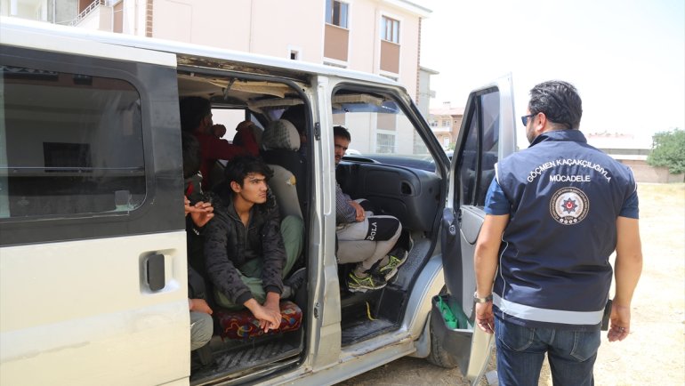 Van'da polislerce durdurulan minibüste 20 düzensiz göçmen yakalandı
