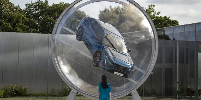 Yeni Peugeot 408, "küre" ile dikkatleri üzerine çekiyor