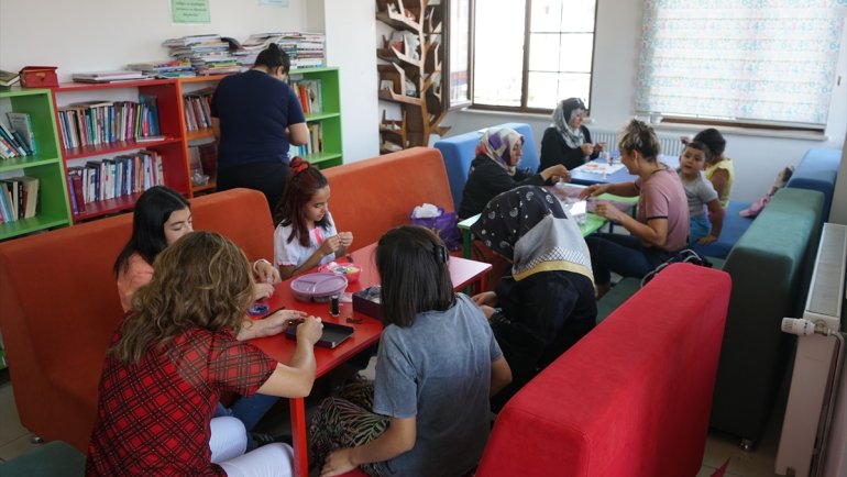 Yeşilyurt Belediyesinin açtığı kursta eğitim gören kadınlar ürettikleri takıları satıyor