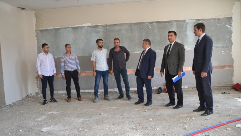 Yüksekova'da yenileme çalışmaları süren okullar eğitim sezonuna hazırlanıyor