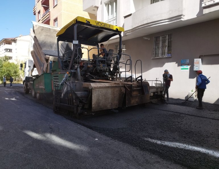 Ağrı Belediyesi, asfaltlama çalışmalarına devam ediyor1