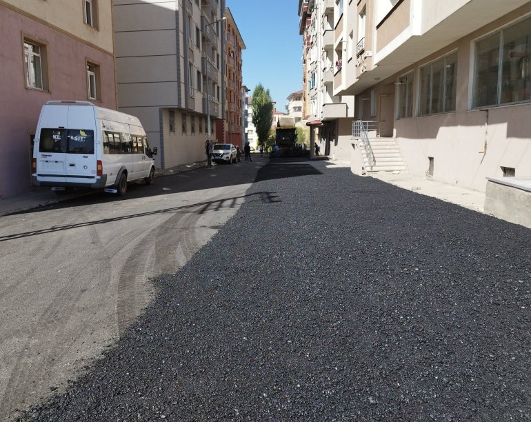 Ağrı Belediyesi, asfaltlama çalışmalarına devam ediyor2