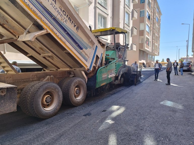 Ağrı Belediyesi, asfaltlama çalışmalarına devam ediyor3