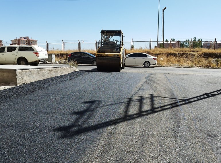Ağrı Belediyesi, asfaltlama çalışmalarına devam ediyor4