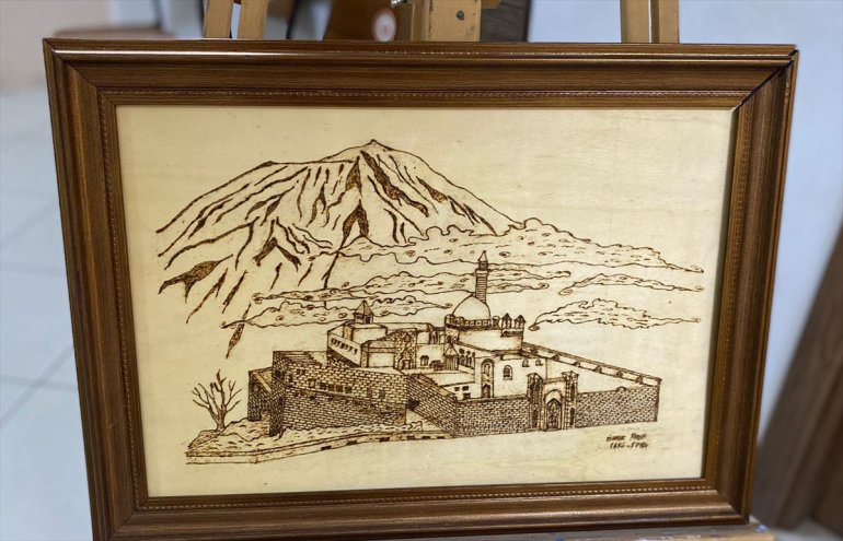 Ağrı'da denetimli serbestlikten yararlanan hükümlüler yaptıkları resimlerden sergi açtı