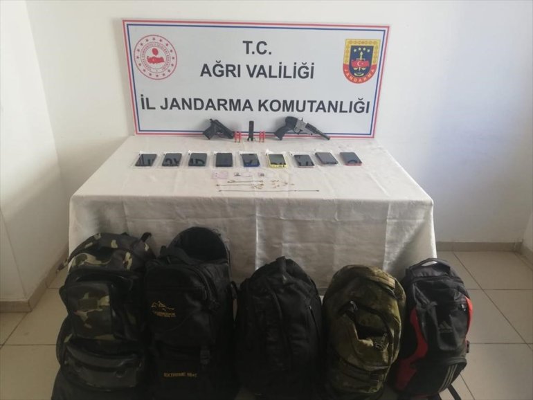 Ağrı'da göçmen kaçakçılığı yaptıkları öne sürülen 4 kişi tutuklandı