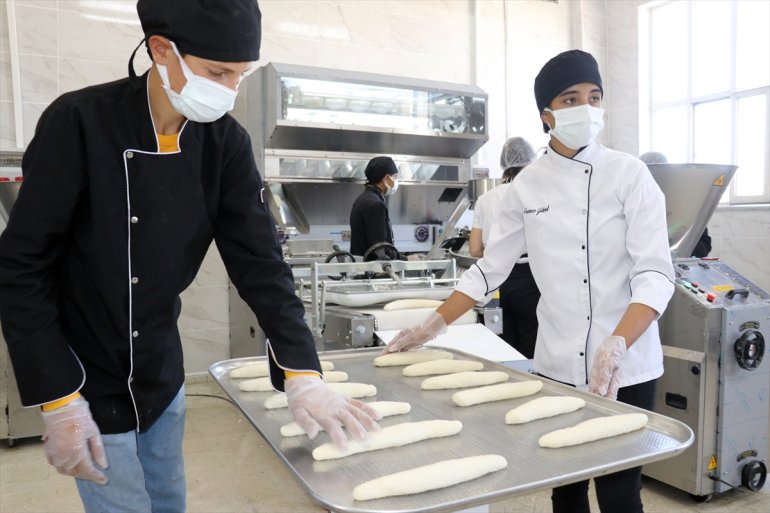 Ağrı'da Mesleki ve Teknik Anadolu Lisesi öğrencileri günde 7 bin ekmek üretiyor