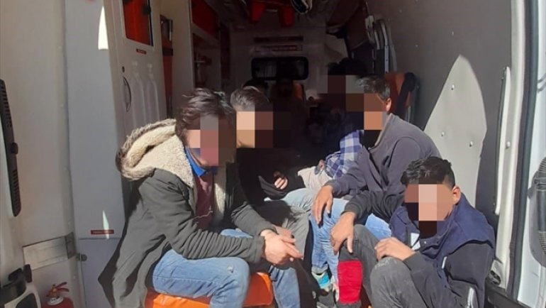 Ağrı'da özel şirkete ait ambulansta 12 düzensiz göçmen yakalandı