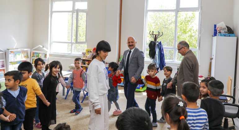 Ağrı Valisi Varol, Eleşkirt Mesleki ve Teknik Anadolu Lisesinde kurulan ekmek fırınını ziyaret etti2