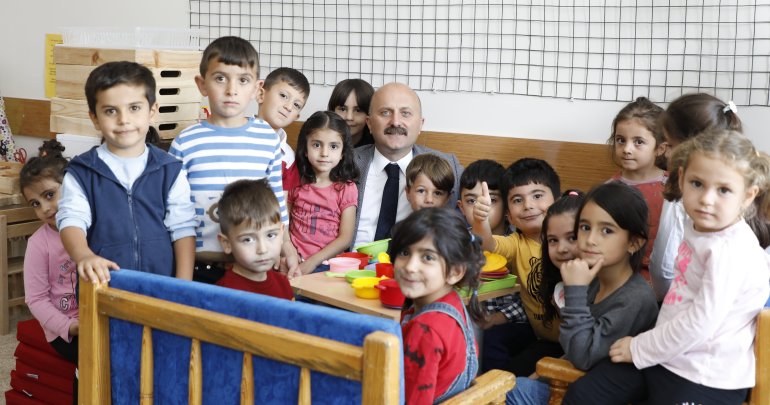 Ağrı Valisi Varol, Eleşkirt Mesleki ve Teknik Anadolu Lisesinde kurulan ekmek fırınını ziyaret etti3