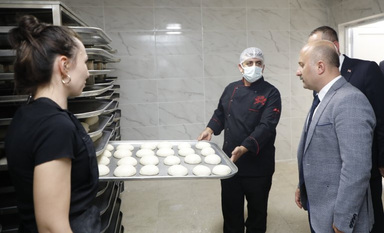 Ağrı Valisi Varol, Eleşkirt Mesleki ve Teknik Anadolu Lisesinde kurulan ekmek fırınını ziyaret etti4