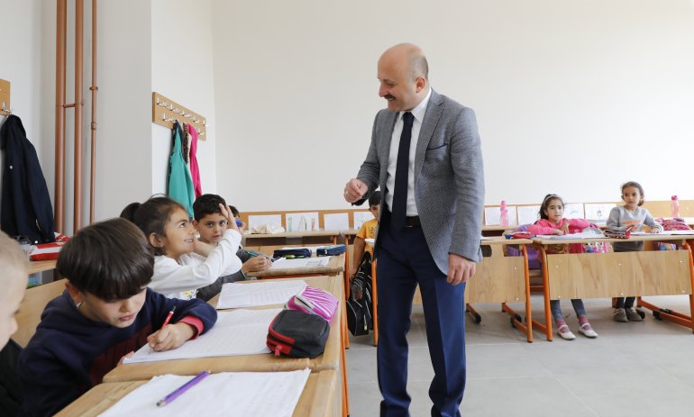 Ağrı Valisi Varol, Eleşkirt Mesleki ve Teknik Anadolu Lisesinde kurulan ekmek fırınını ziyaret etti5