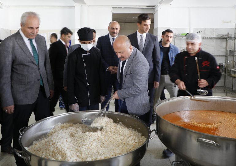 Ağrı Valisi Varol, Eleşkirt Mesleki ve Teknik Anadolu Lisesinde kurulan ekmek fırınını ziyaret etti6