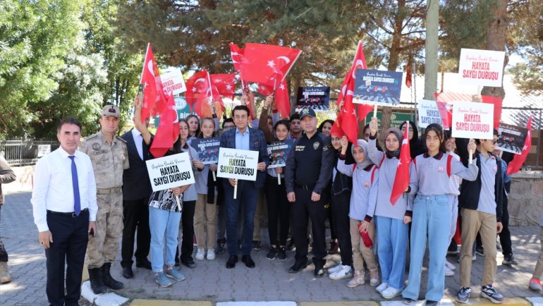 Ahlat'ta "Yayalara öncelik duruşu, hayata saygı duruşu" etkinliği