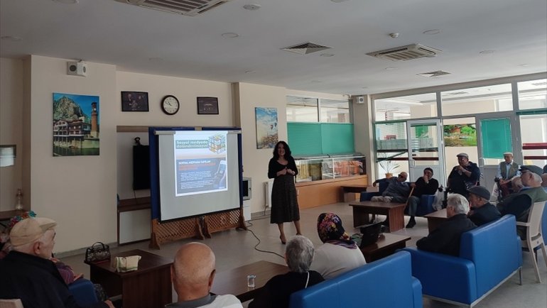 Aile ve Sosyal Hizmetler Bakanlığı 34 ilde 1514 yaşlıya dijital okuryazarlık eğitimi verdi1