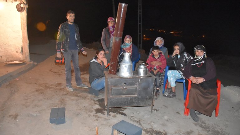 Ardahan'da depremden sonraki artçılar nedeniyle köylerdeki vatandaşlar evlerine giremiyor