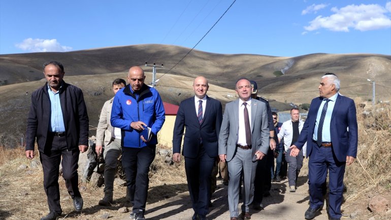 Ardahan Valisi Öner, depremden etkilenen köylerde incelemelerini sürdürdü: