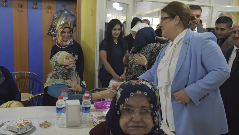 Bakan Yanık, Malatya'da huzurevi ve çocuk evleri sakinlerini ziyaret etti: