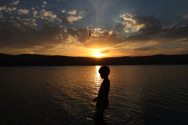 Balık yansıyor suya gün Gölü