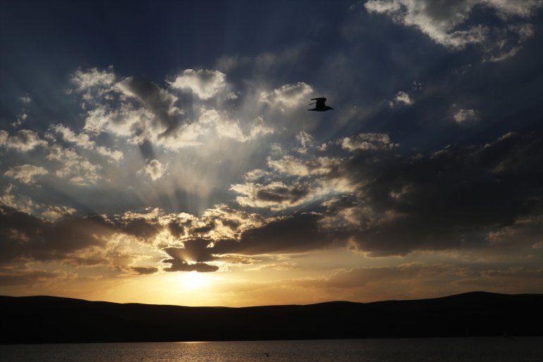 kızıllığıyla gün Balık yansıyor Gölü