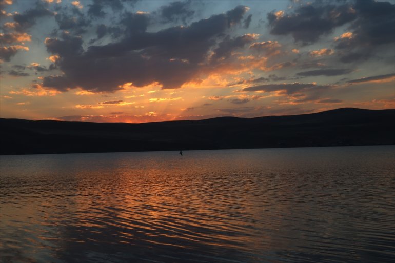 Balık batımı kızıllığıyla gün yansıyor suya Gölü