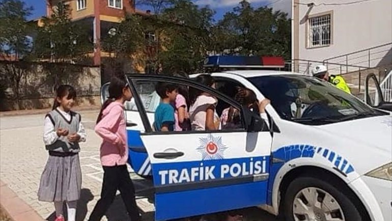 Baskil'de ilkokul öğrencilerine uygulamalı trafik eğitimi verildi