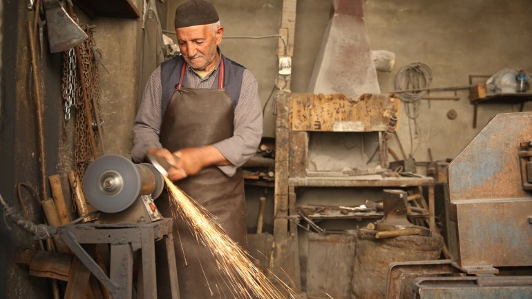 Ailenin son demirci ustası yaşına rağmen ata mesleğinden kopamıyor