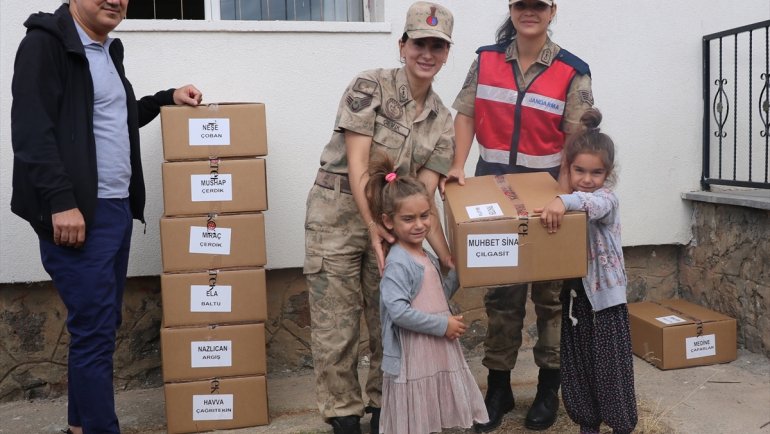 Bingöl'de jandarmadan öğrencilere giysi ve kırtasiye desteği