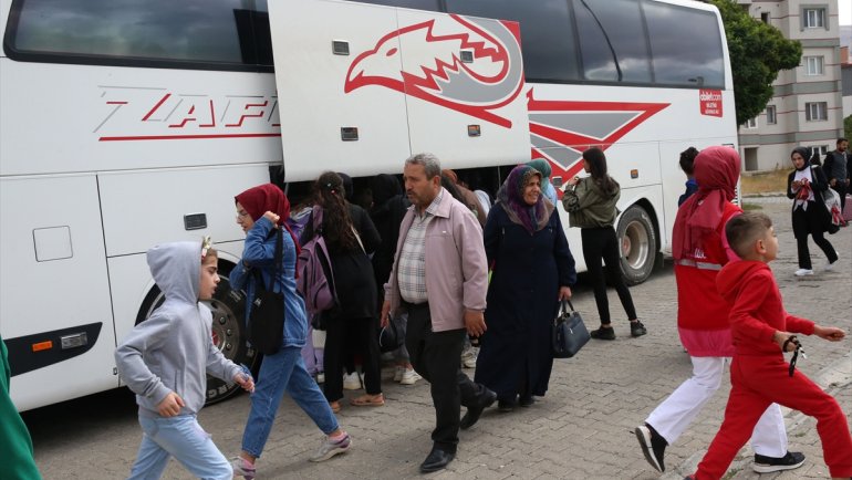 Bitlis'te 220 kız öğrenci "Hatay Arsuz Uluçınar Kampı"na gönderildi