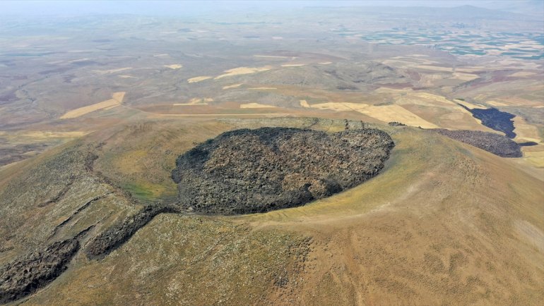 Nemrut Jeoparkı'ndaki lav kalıntıları dronla görüntülendi