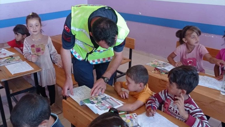 Bulanık'ta güvenlik güçleri okul çevrelerinde denetim yaptı