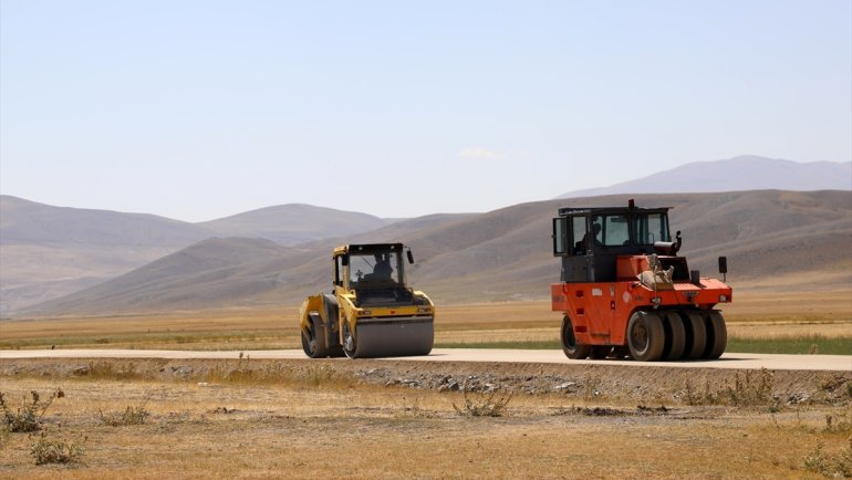 Çaldıran'da yol çalışmaları devam ediyor
