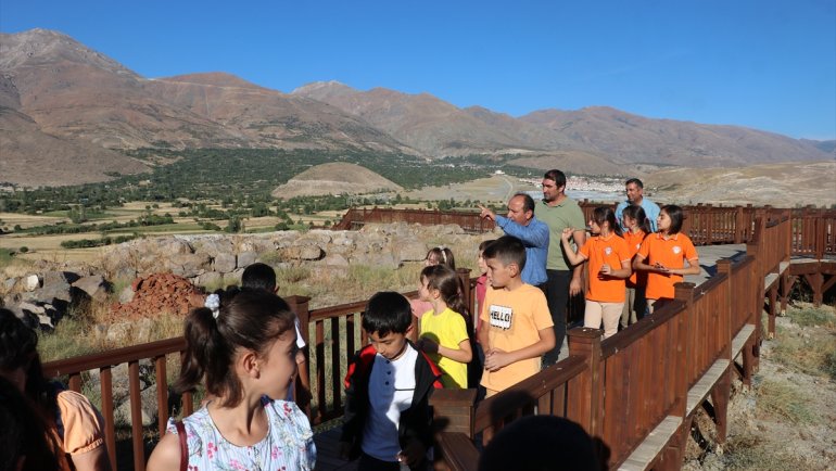 Çocuklar Arkeoparka dönüştürülen Urartu şehrinde satranç oynadı1