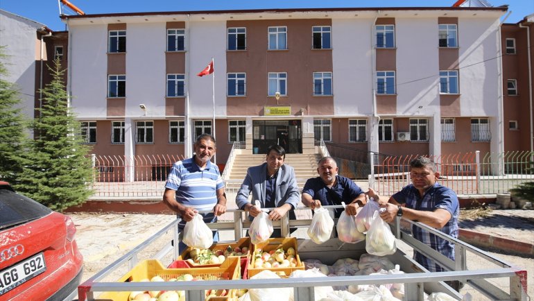 Darende'de öğrenci yurtlarına 2 ton elma bağışlandı