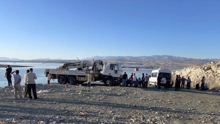 Elazığ'da batan balıkçı teknesindeki bir kişiyi arama çalışması sürüyor