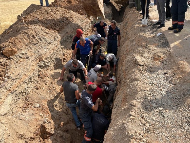 Elazığ'da altyapı çalışmasında göçük altında kalan işçi kurtarıldı