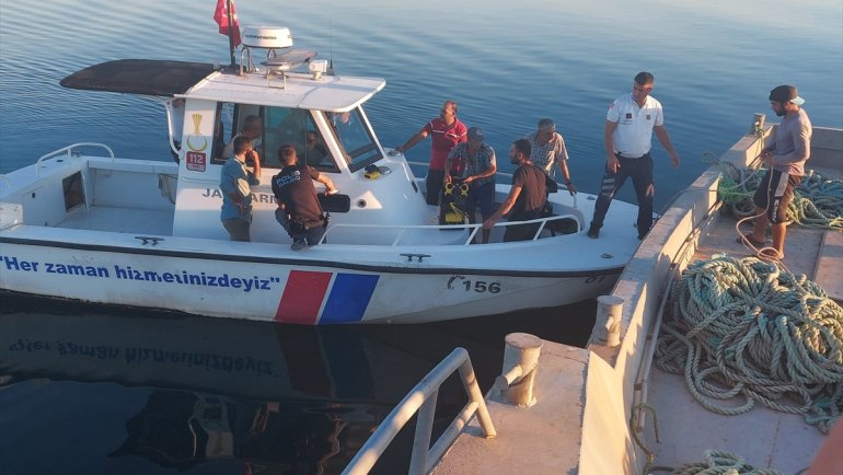 Elazığ'da batan balıkçı teknesindeki bir kişiyi arama çalışması sürüyor
