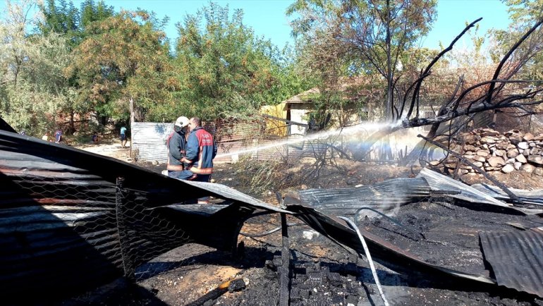 Elazığ'da depoda çıkan yangın söndürüldü