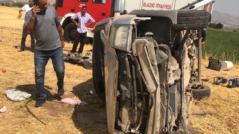 Elazığ'da hafif ticari aracın devrildiği kazada 3 kişi yaralandı