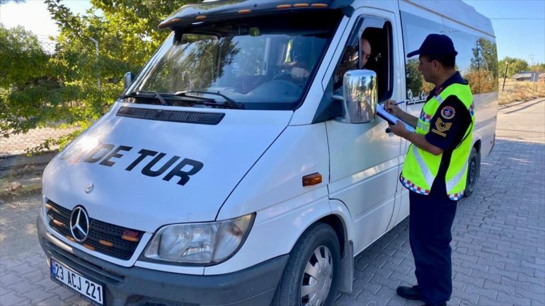 Elazığ'da jandarma okul servislerini denetledi