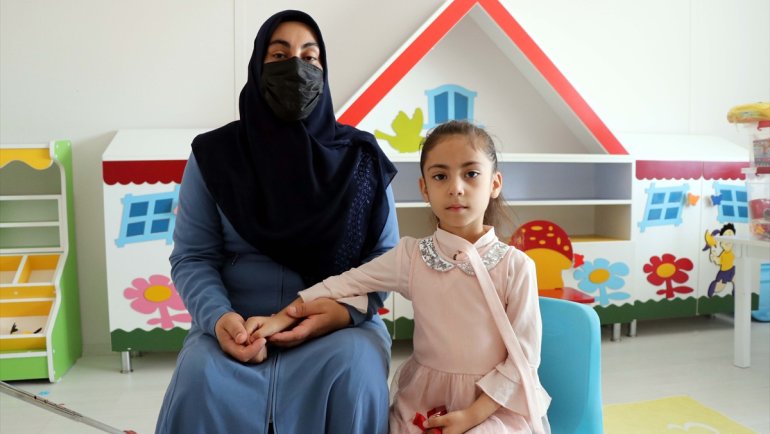 Elazığ depreminden 24 saat sonra enkazdan çıkarılan Yüsra okullu oldu