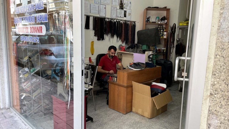 Elazığlı ayakkabı tamircisi eğitim aşkıyla iki diploma aldı, üçüncüsü de yolda