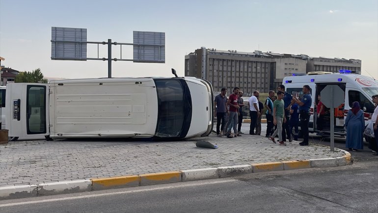 Elazığ'da minibüs ile otomobilin çarpıştığı kazada 5 kişi yaralandı