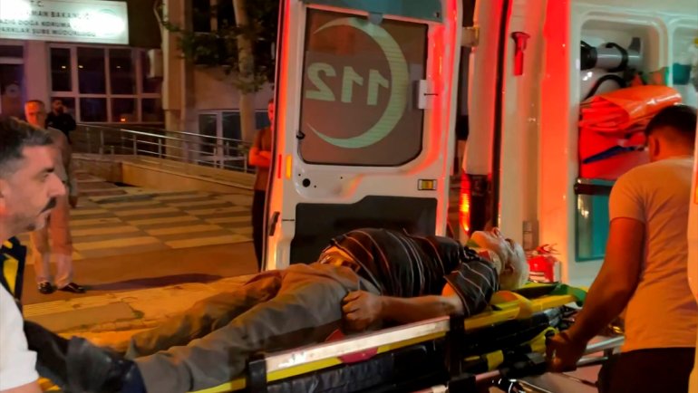 Elazığ'da minibüsün otomobile çarpması sonucu 3 kişi yaralandı