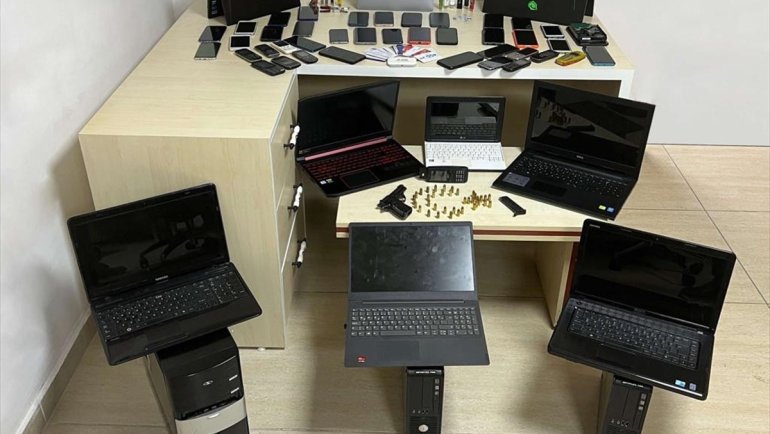 Telefonlara sahte mesaj göndererek dolandırıcılık yapan 24 şüpheli yakalandı