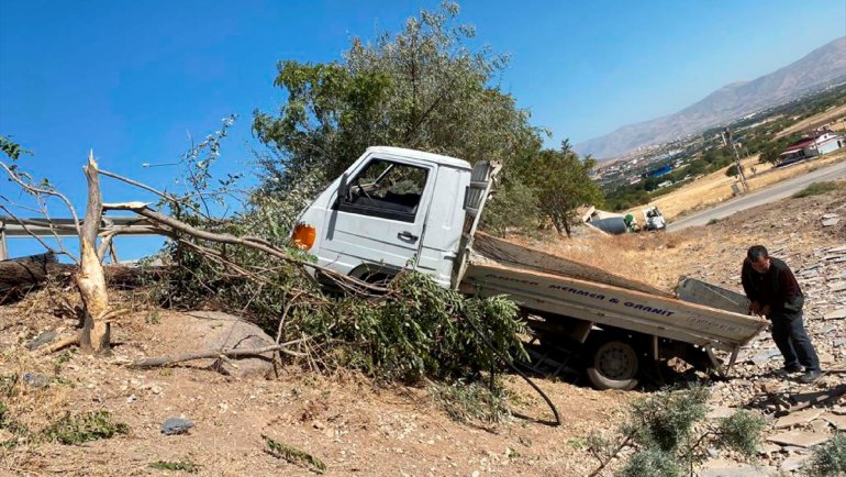 Elazığ'da şarampole devrilen kamyonetteki 5 kişi yaralandı