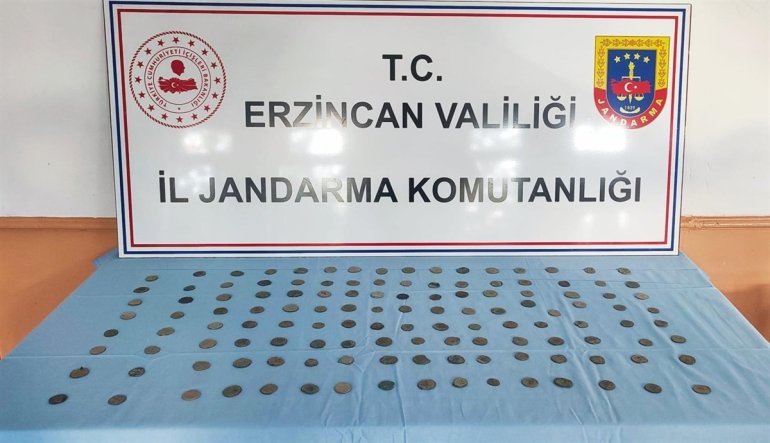 Erzincan'da tarihi eser niteliğindeki 129 sikke ele geçirildi