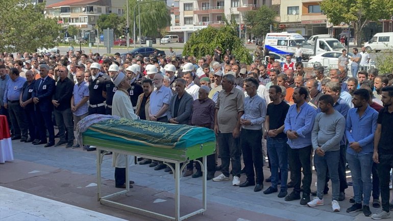 Erzincan'da eşi tarafından bıçaklanarak öldürülen kadının cenazesi defnedildi
