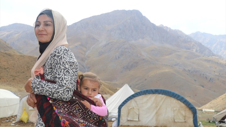 Göçer Miyase'nin sırtında çocuğuyla yaylada zorlu yaşamı